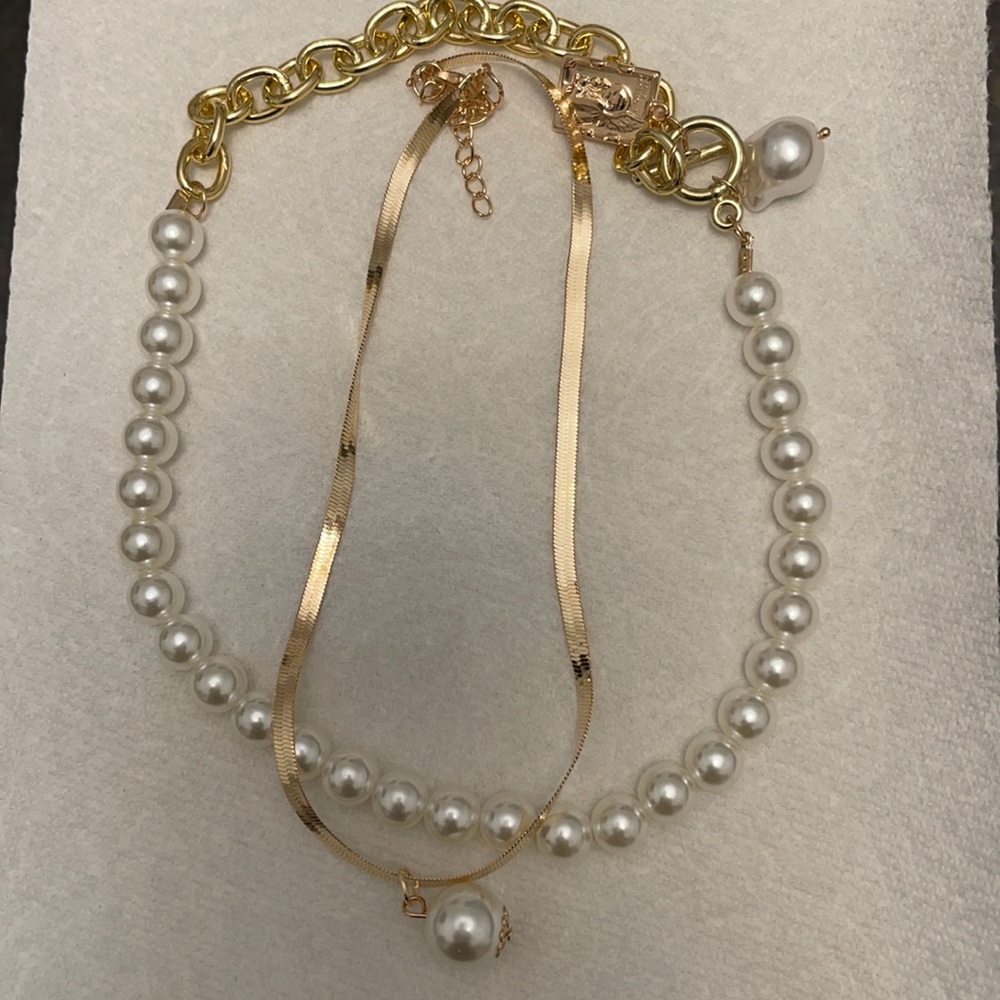 Necklaces. Color gold and white